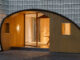 Ingresso ad arco del concept store YOUWEI Xinle Road con rivestimento in legno e facciata in ceramica