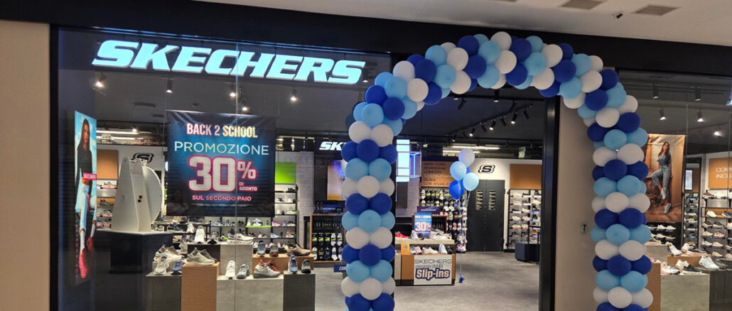 Ingresso del negozio Skechers a Castelfranco Veneto con insegna e vetrine espositive