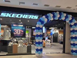 Ingresso del negozio Skechers a Castelfranco Veneto con insegna e vetrine espositive