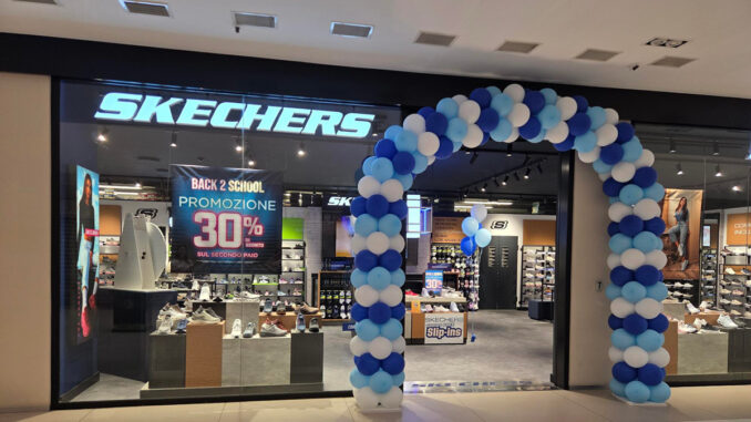 Ingresso del negozio Skechers a Castelfranco Veneto con insegna e vetrine espositive