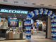 Ingresso del negozio Skechers a Castelfranco Veneto con insegna e vetrine espositive