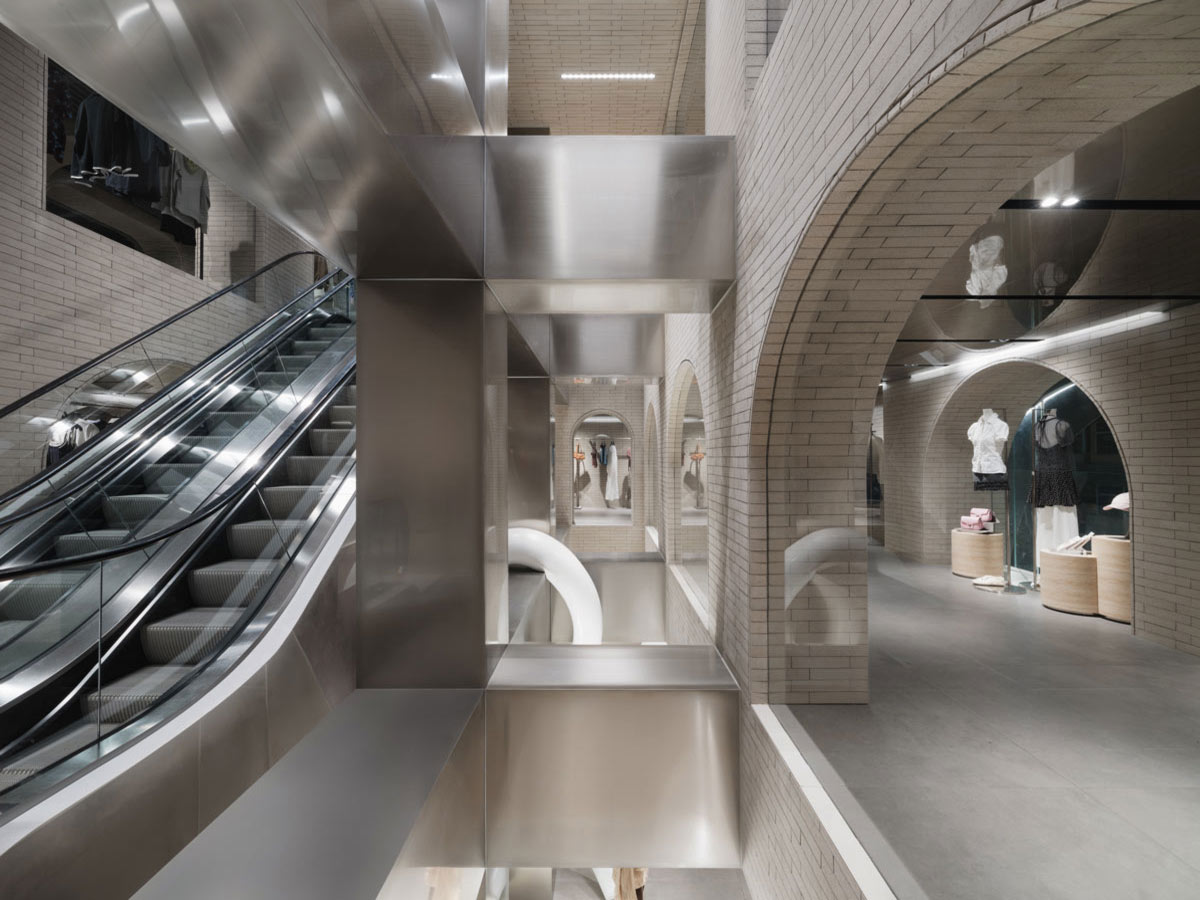 Collegamenti verticali e organizzazione degli spazi del flagship store Urban Revivo a Pechino