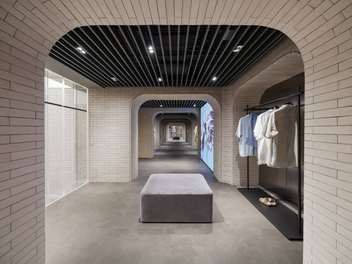 Sequenza di portali architettonici negli interni del flagship store Urban Revivo progettato da MVRDV