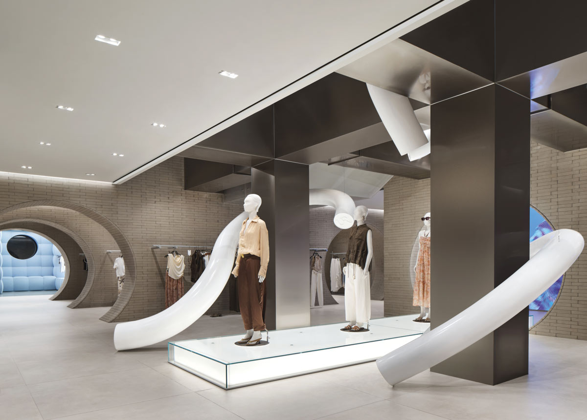 Allestimento commerciale e superfici metalliche negli interni Urban Revivo a Pechino