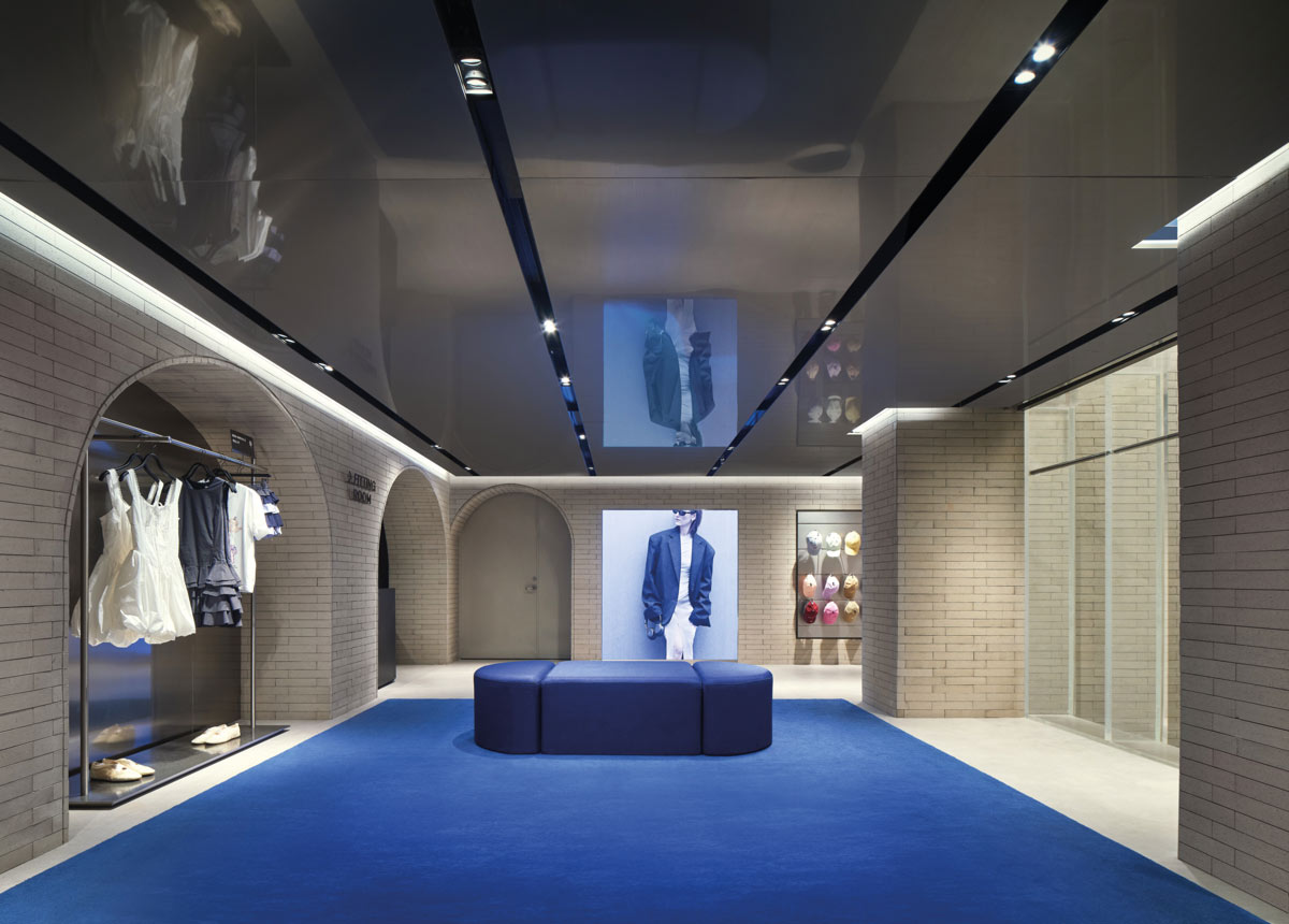 Superfici riflettenti e arredi espositivi nel flagship store Urban Revivo di MVRDV