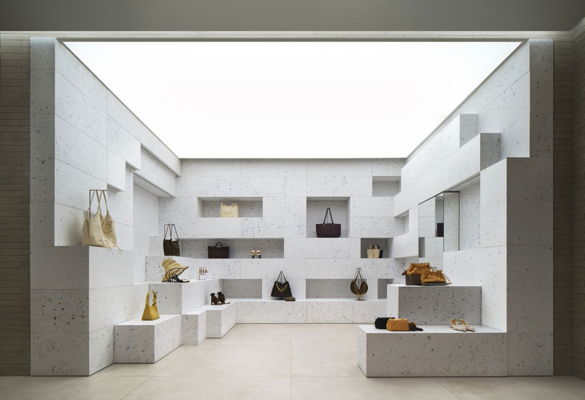 Bold Room chiara con espositori geometrici per accessori Urban Revivo