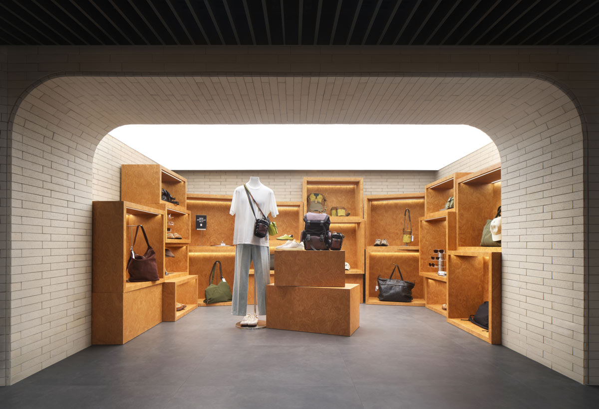 Bold Room Urban Revivo con scaffalature e allestimenti espositivi in legno