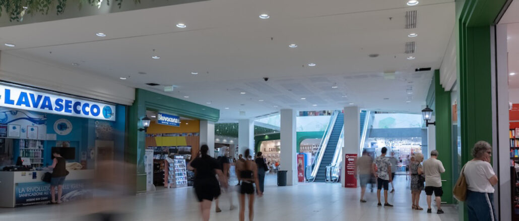 Vista della galleria commerciale con i nuovi percorsi e le scale mobili. Da utilizzare come immagine in evidenza, fuori dal corpo dell'articolo.