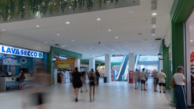 Vista della galleria commerciale con i nuovi percorsi e le scale mobili. Da utilizzare come immagine in evidenza, fuori dal corpo dell'articolo.