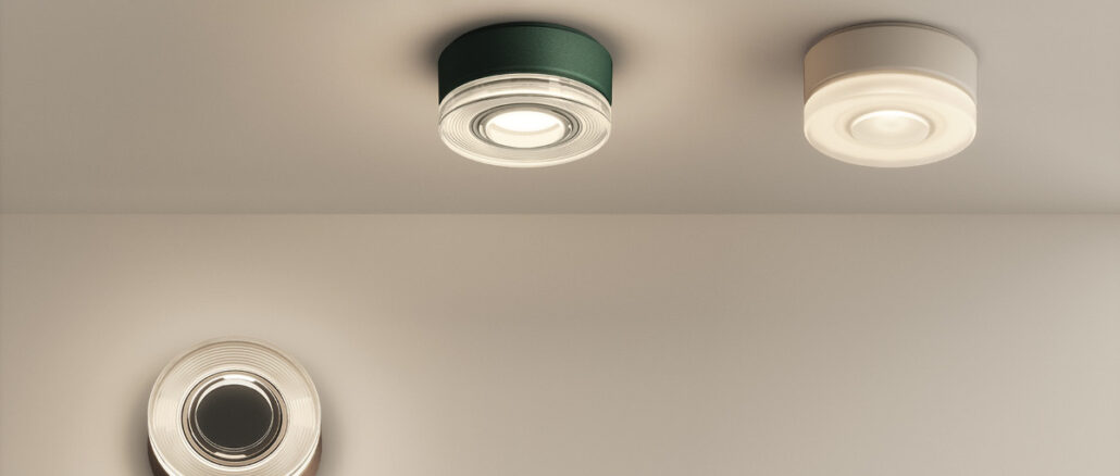 Cryso di iGuzzini installato a sospensione in uno spazio commerciale con copertura vetrata
