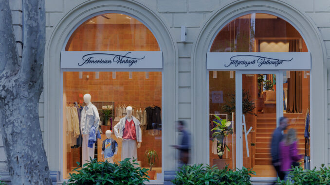 Facciata del negozio American Vintage a Tbilisi con due vetrine ad arco e manichini esposti