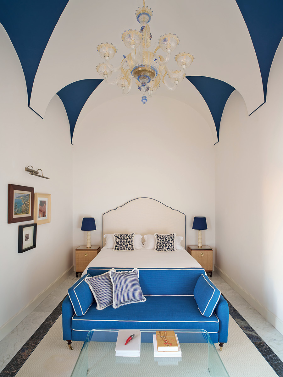 Camera dell'Hotel du Tasso a Sorrento con letto centrale, arredi blu e soffitto voltato