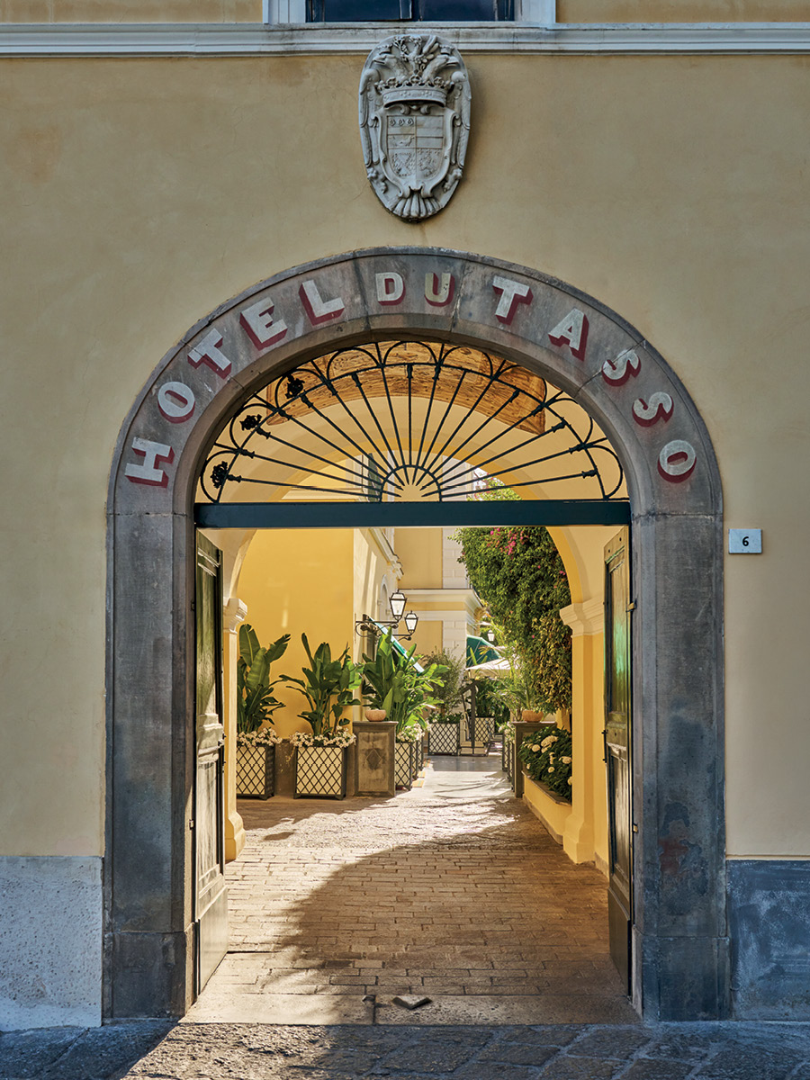 Portale d'ingresso storico dell'Hotel du Tasso a Sorrento