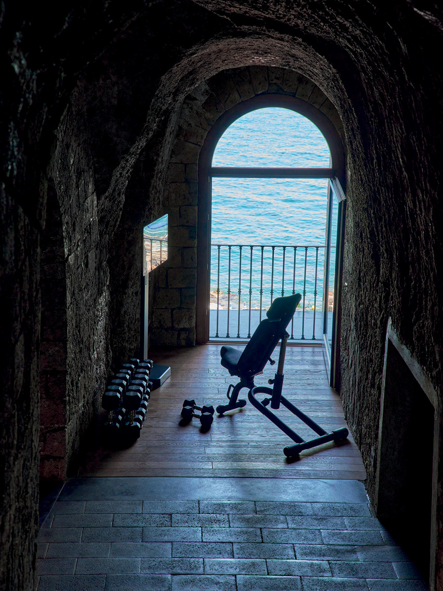 Area fitness dell'Hotel du Tasso a Sorrento ricavata nelle cantine storiche con strutture in pietra