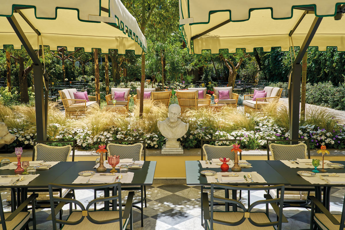 Giardino mediterraneo dell'Hotel du Tasso a Sorrento con tavoli all'aperto e vegetazione