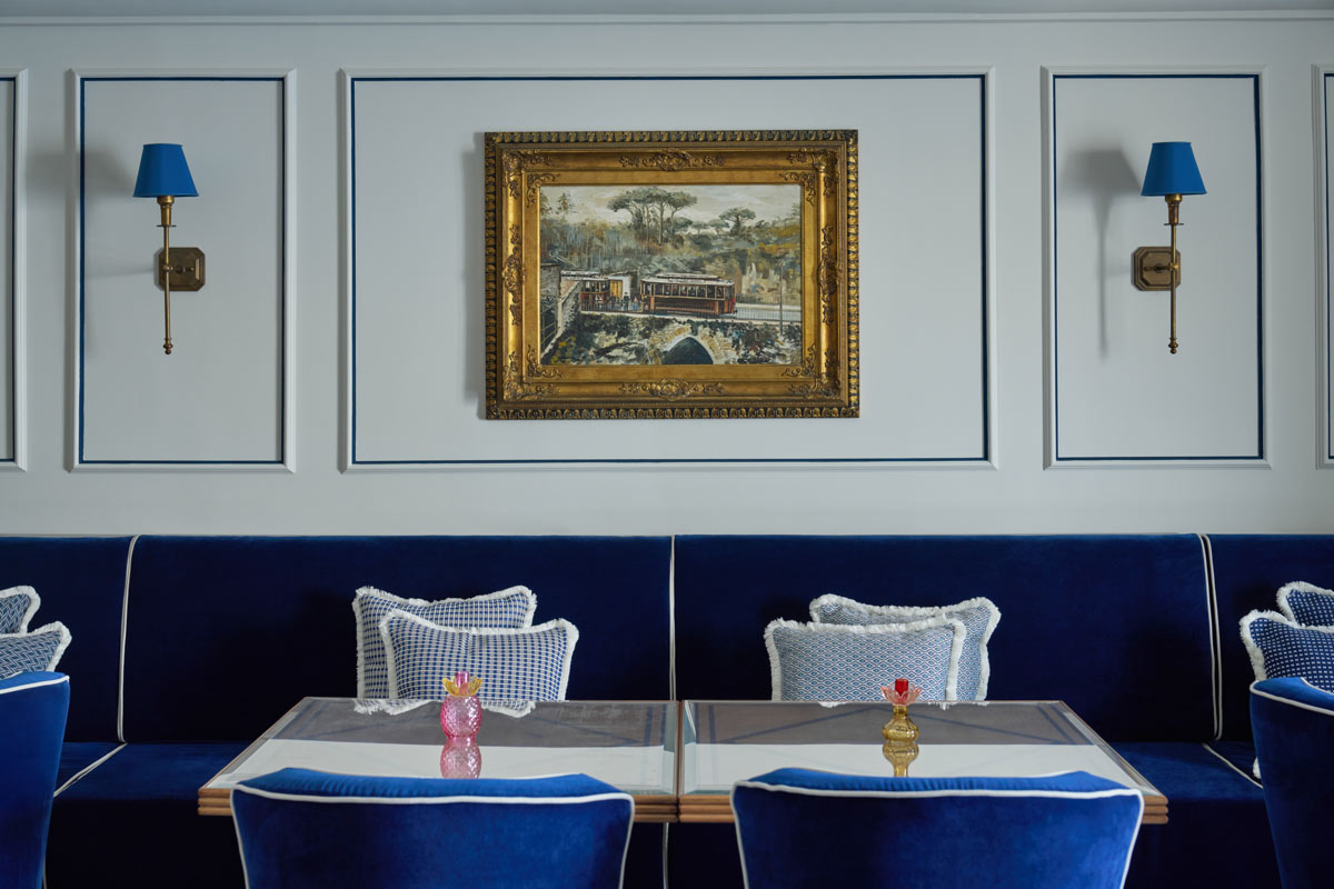 Dettaglio degli interni del ristorante dell'Hotel du Tasso con sedute imbottite blu e arredi contemporanei