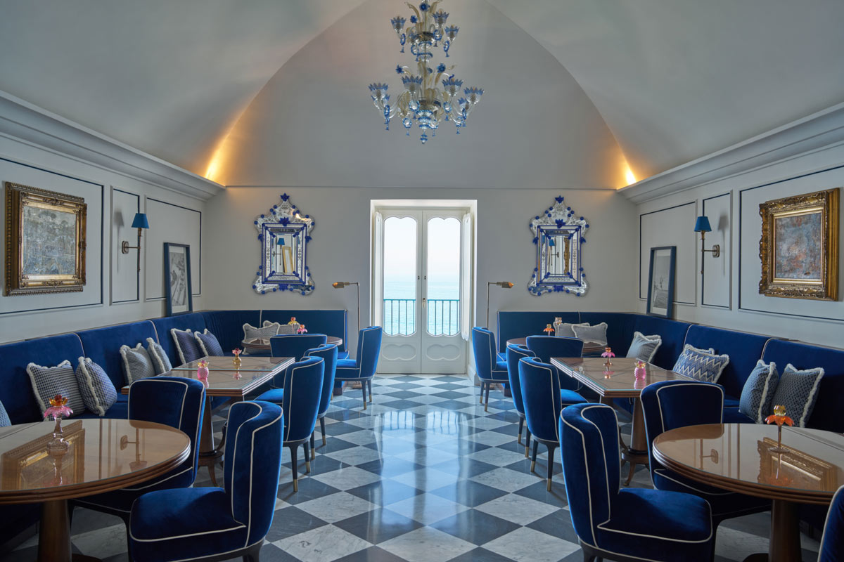 Sala ristorante dell'Hotel du Tasso a Sorrento con sedute blu, pavimento a scacchiera e aperture verso l'esterno