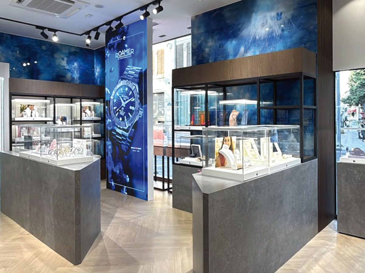 Intuera Jewellery a Baku, vetrine illuminate e pareti blu nel progetto di Arquitect Contract