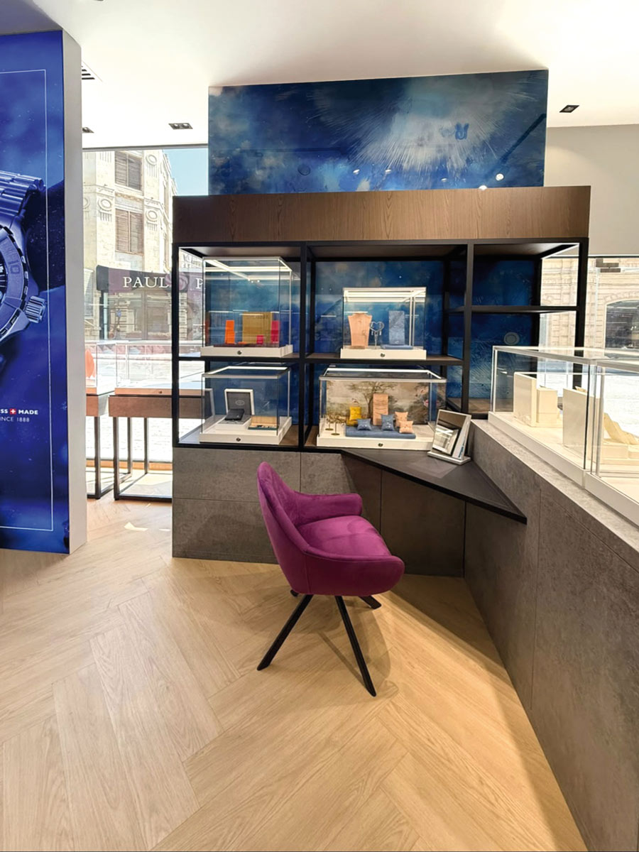 Dettaglio degli arredi espositivi su misura di Intuera Jewellery a Baku con vetrine e seduta viola