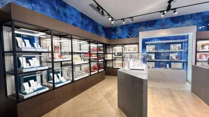 Intuera Jewellery a Baku, vista degli interni con vetrine illuminate e pareti blu progettati da Arquitect Contract