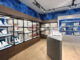 Intuera Jewellery a Baku, vista degli interni con vetrine illuminate e pareti blu progettati da Arquitect Contract