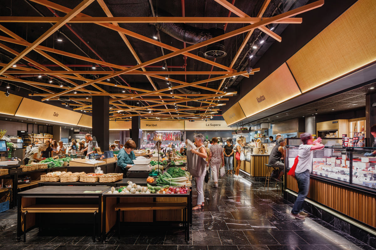 Mercato San Martin a San Sebastián, vista generale dei banchi alimentari e della struttura lignea sospesa