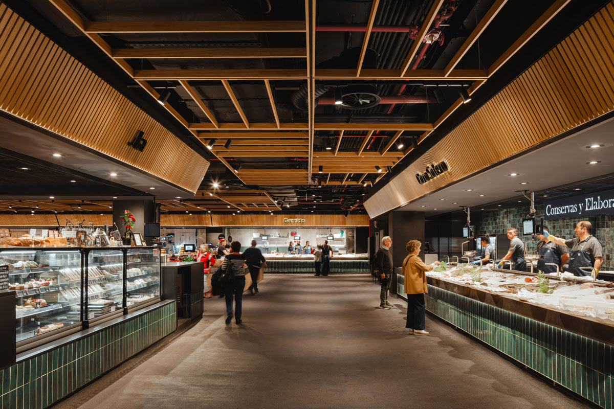 Banchi del pesce al Mercato San Martin, con rivestimenti verdi, vetrine refrigerate e illuminazione dei prodotti