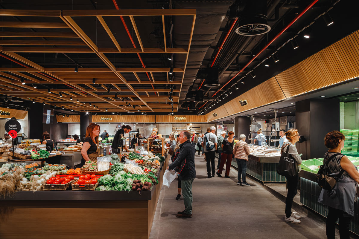 Livello inferiore del Mercato San Martin, con il reparto ittico e le strutture geometriche sospese
