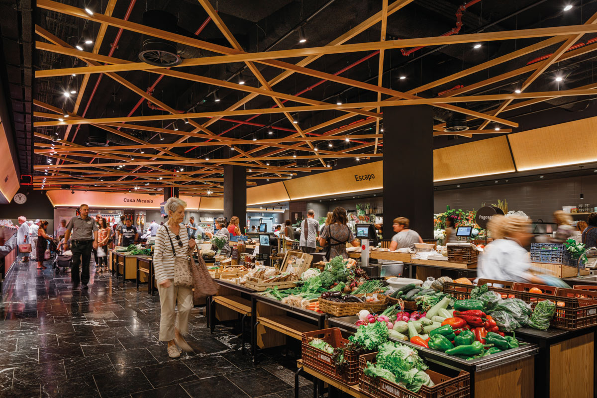 Banchi di ortofrutta del Mercato San Martin con prodotti freschi e percorsi tra le postazioni di vendita