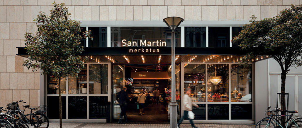 Ingresso del Mercato San Martin a San Sebastián, riqualificato da El Equipo Creativo, con nuova pensilina e facciata aperta verso la città.