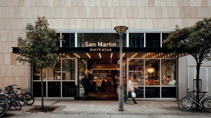 Ingresso del Mercato San Martin a San Sebastián, riqualificato da El Equipo Creativo, con nuova pensilina e facciata aperta verso la città.