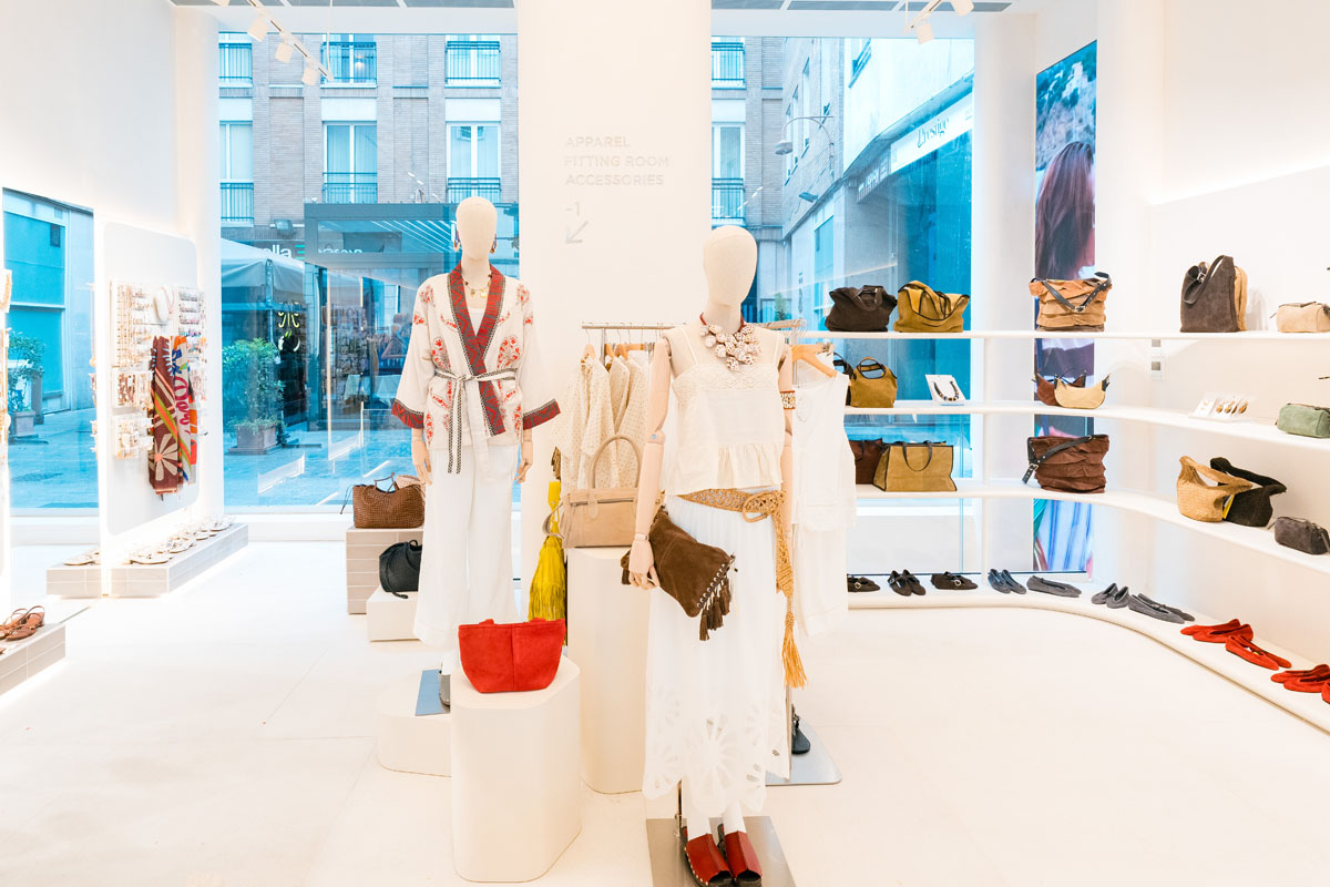 Manichini con abbigliamento e accessori accanto alle mensole espositive del negozio Parfois a Milano