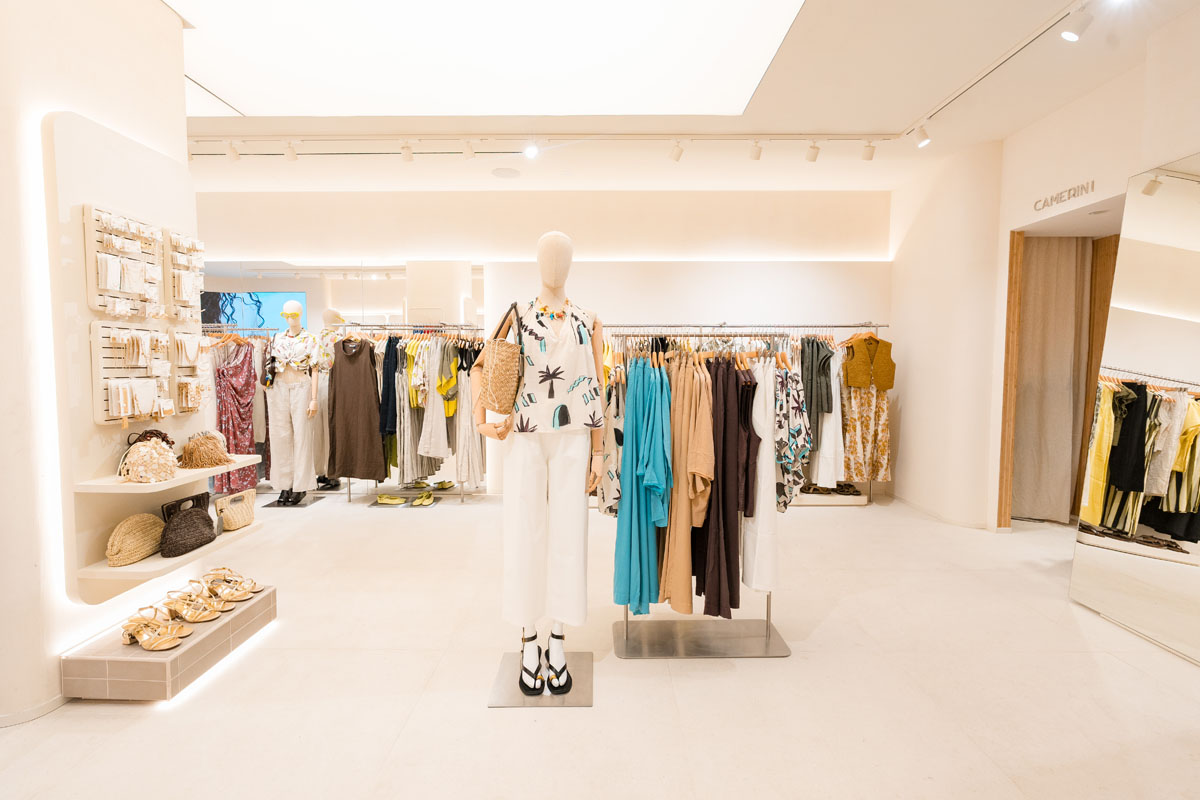 Interno del flagship Parfois a Milano con manichino centrale, espositori di abbigliamento e pareti attrezzate