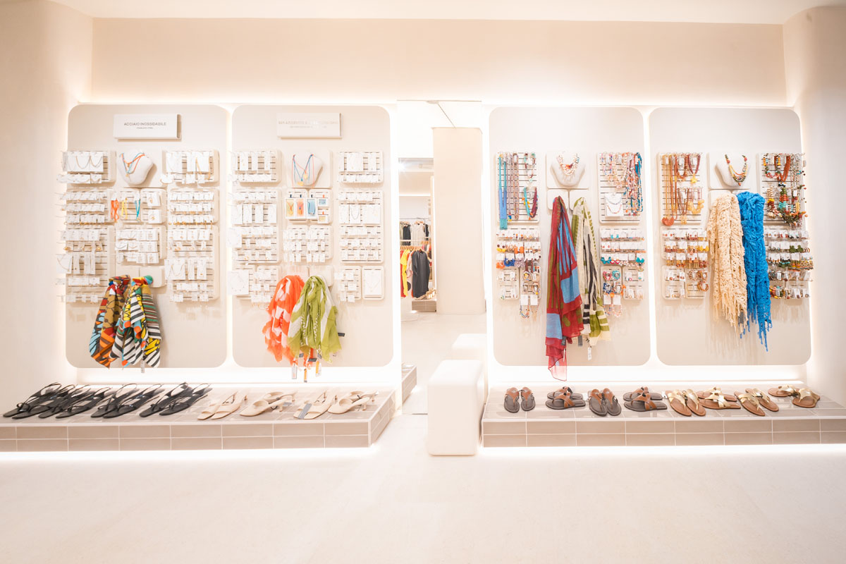 Pannelli espositivi con bijoux e foulard e ripiani per calzature nel flagship Parfois a Milano