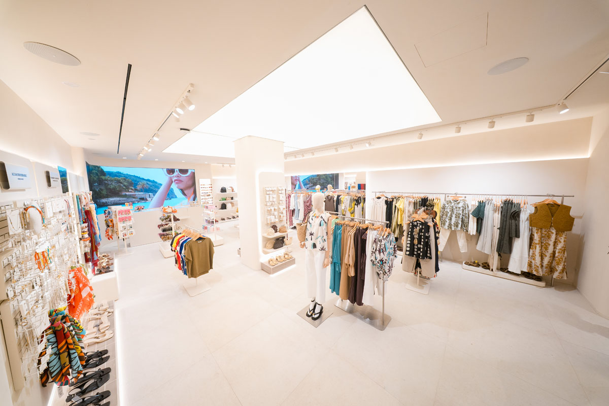 Vista panoramica del negozio Parfois a Milano con soffitto retroilluminato, binari luminosi ed espositori