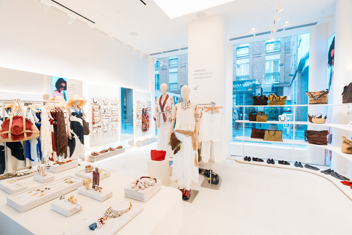 Area vendita del flagship Parfois a Milano con manichini, espositori per accessori e scaffalature per borse