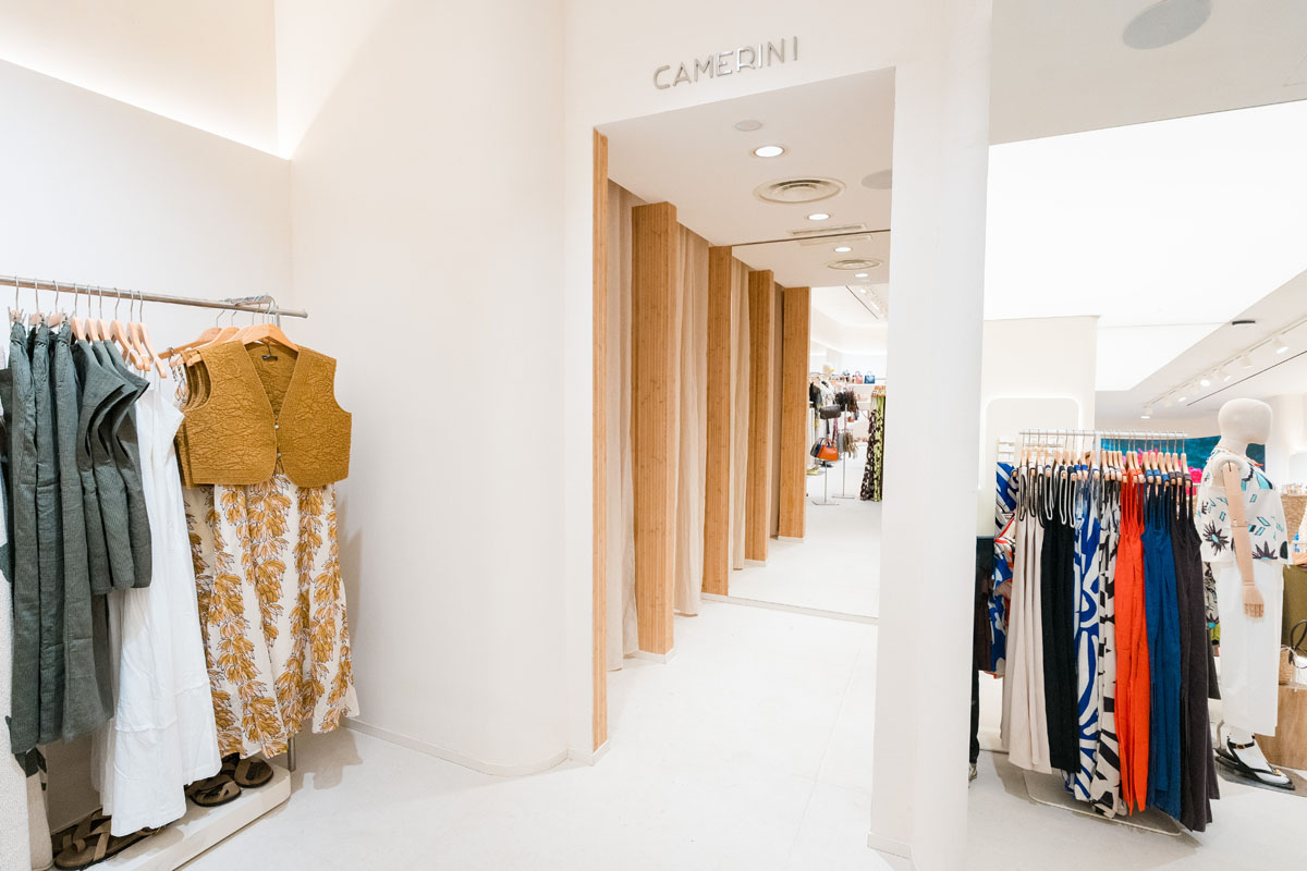 Ingresso ai camerini del flagship store Parfois a Milano, con divisori in legno e tende