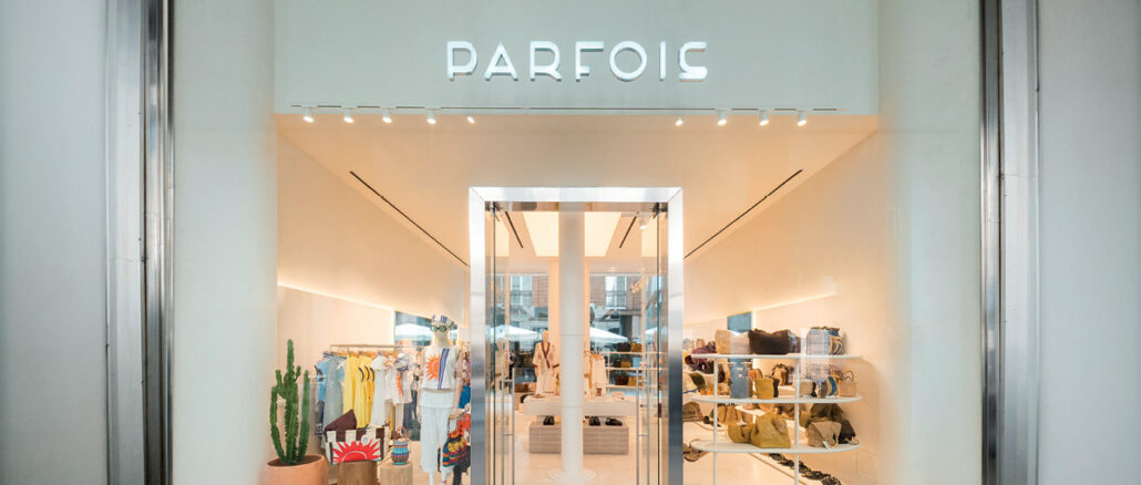 Facciata del flagship store Parfois a Milano, con ingresso centrale e vetrine espositive