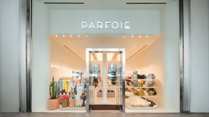 Facciata del flagship store Parfois a Milano, con ingresso centrale e vetrine espositive