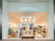 Facciata del flagship store Parfois a Milano, con ingresso centrale e vetrine espositive