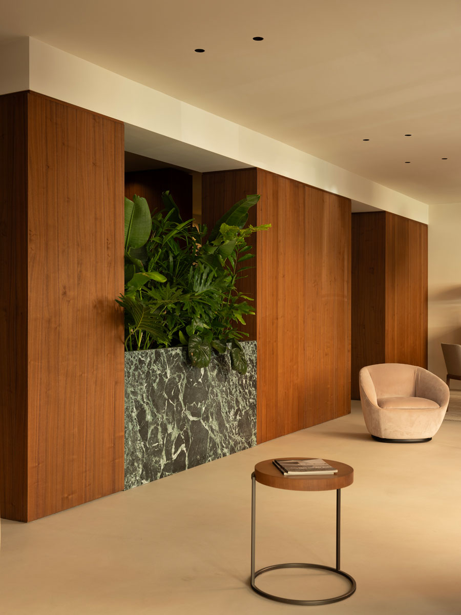 Boiserie in legno e fioriera rivestita in Verde Alpi nello showroom Pianca a Palermo