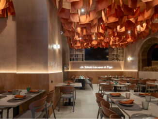 Sala della pizzeria Due Archi a Gela con soffitto tessile sospeso, archi e arredi in rovere sbiancato