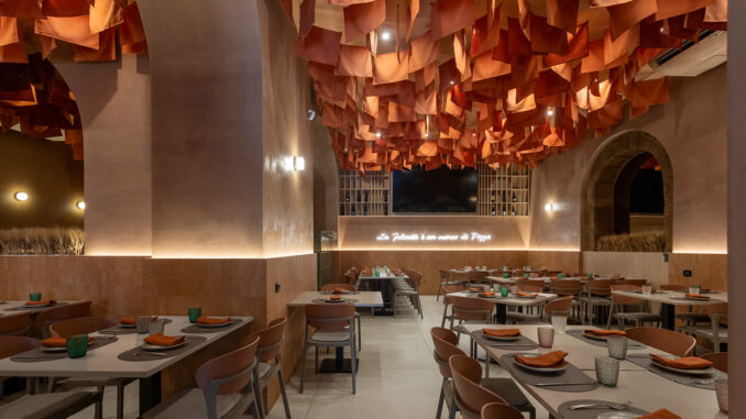 Sala della pizzeria Due Archi a Gela con soffitto tessile sospeso, archi e arredi in rovere sbiancato