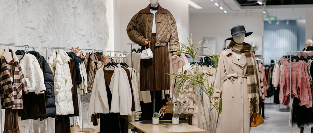 Negozio di abbigliamento con espositori e manichini, immagine illustrativa dello shopping natalizio e dei saldi invernali