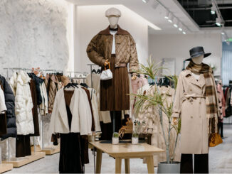 Negozio di abbigliamento con espositori e manichini, immagine illustrativa dello shopping natalizio e dei saldi invernali