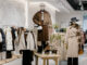 Negozio di abbigliamento con espositori e manichini, immagine illustrativa dello shopping natalizio e dei saldi invernali