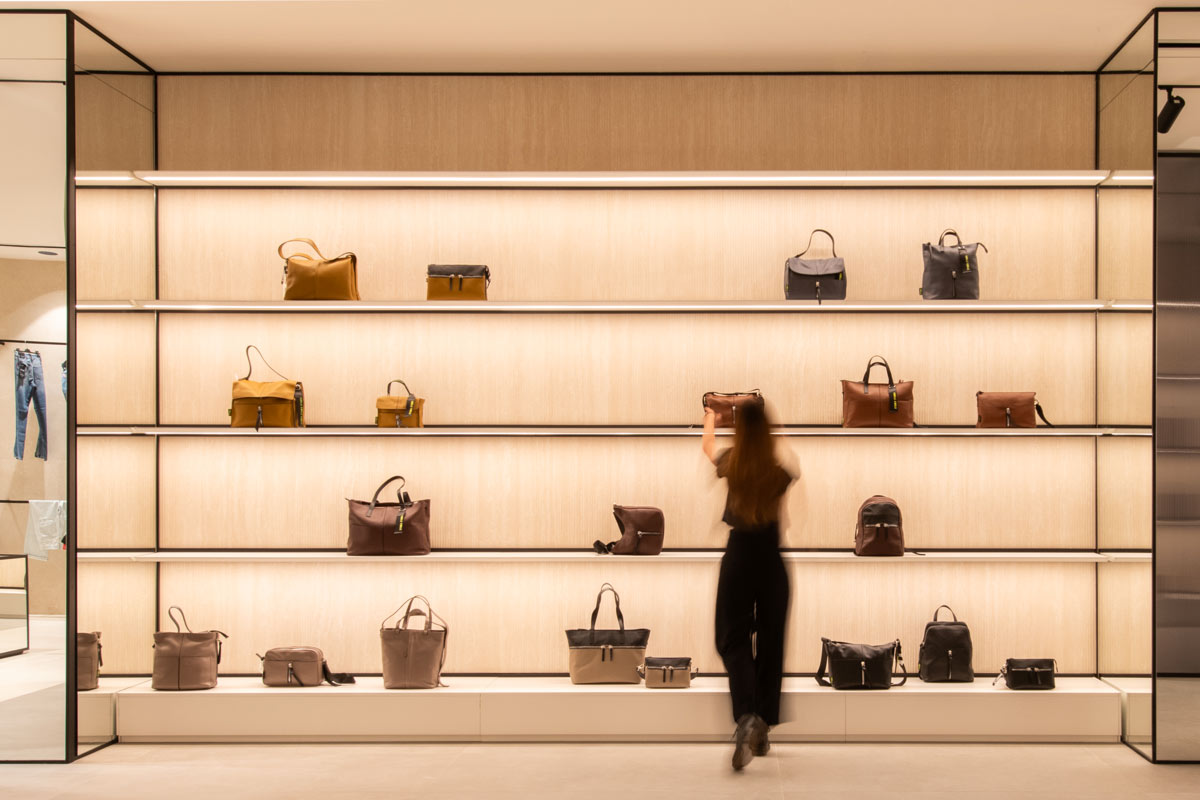 Mensole espositive con illuminazione LED integrata nello showroom D’Asdia Rappresentanze