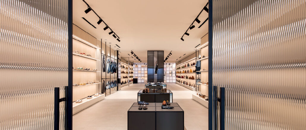 Showroom D’Asdia Rappresentanze a Palermo, progetto Luigi Smecca Architetti, vista attraverso le porte in vetro bacchettato sugli spazi espositivi illuminati