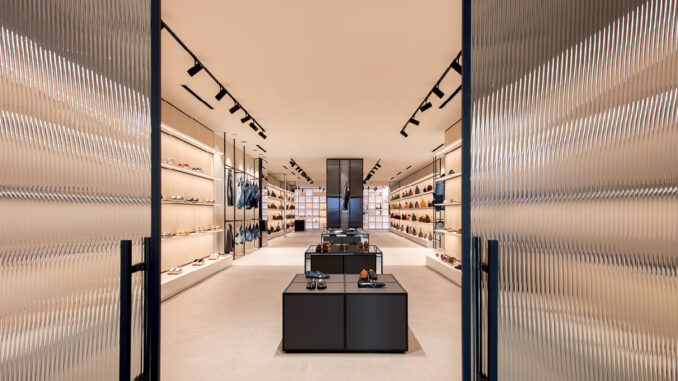 Showroom D’Asdia Rappresentanze a Palermo, progetto Luigi Smecca Architetti, vista attraverso le porte in vetro bacchettato sugli spazi espositivi illuminati