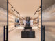 Showroom D’Asdia Rappresentanze a Palermo, progetto Luigi Smecca Architetti, vista attraverso le porte in vetro bacchettato sugli spazi espositivi illuminati